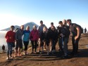 Mighty group of folks with whom we made it to the top (amongst other 350 tourists) / El grupo de valerosos con los que llegamos a la cima (junto a unos otros 350 turistas).