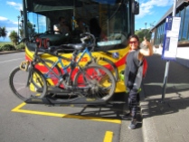 Sandra loved these buses. // Sandra les amó por su bus con porta-bici.